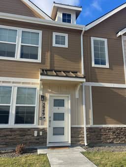 Beautiful Condo Next to Park, Coffee, Shopping