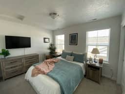 Beautiful Condo Next to Park, Coffee, Shopping