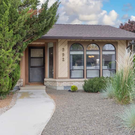 Cozy Clean Quiet 1 Level Centrally Located Home - Image 1