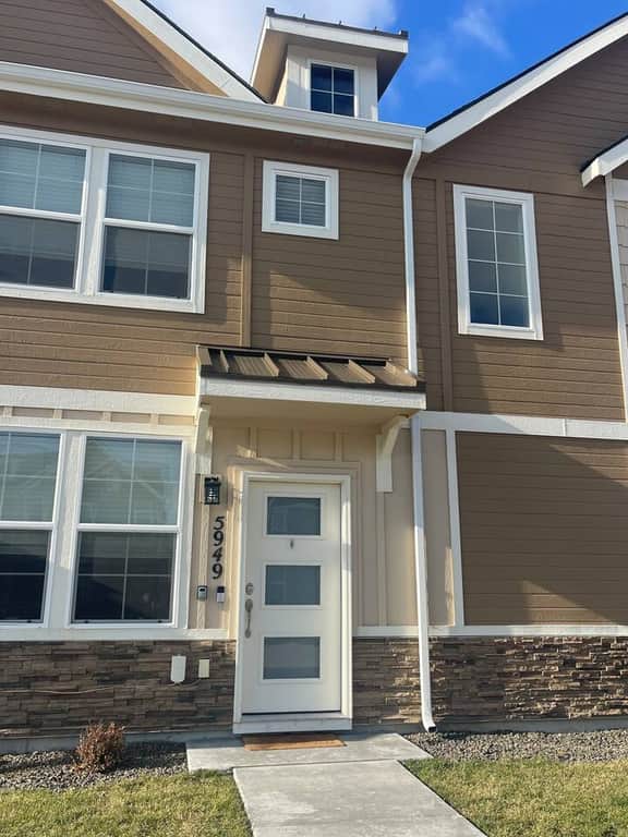 Beautiful Condo Next to Park, Coffee, Shopping