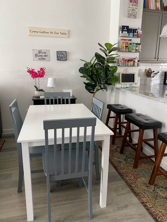 Beautiful Condo Next to Park, Coffee, Shopping