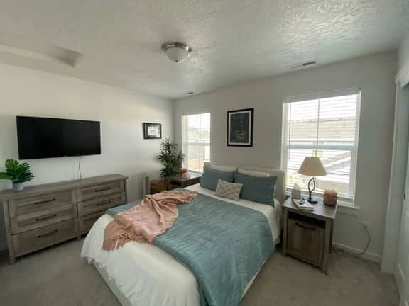 Beautiful Condo Next to Park, Coffee, Shopping